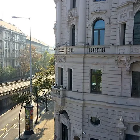 Hello Downtown - Eiffel